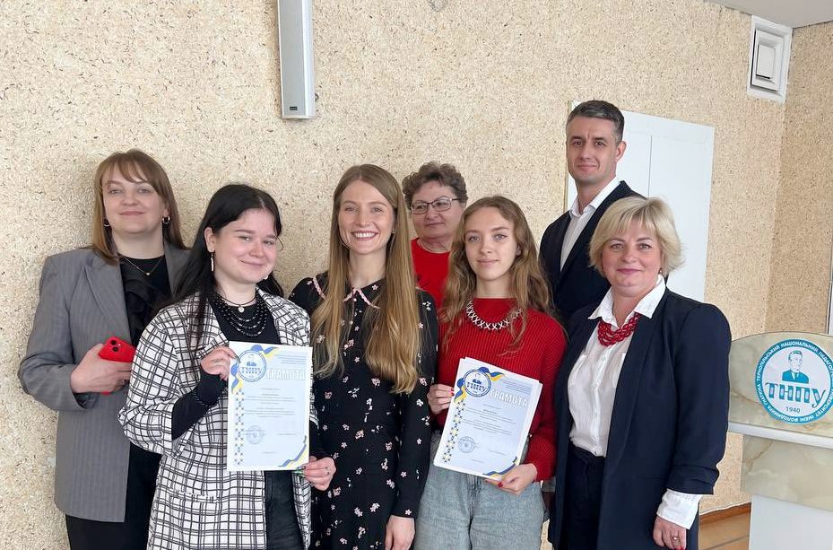  Найкращі доповідачі отримали грамоти.jpg